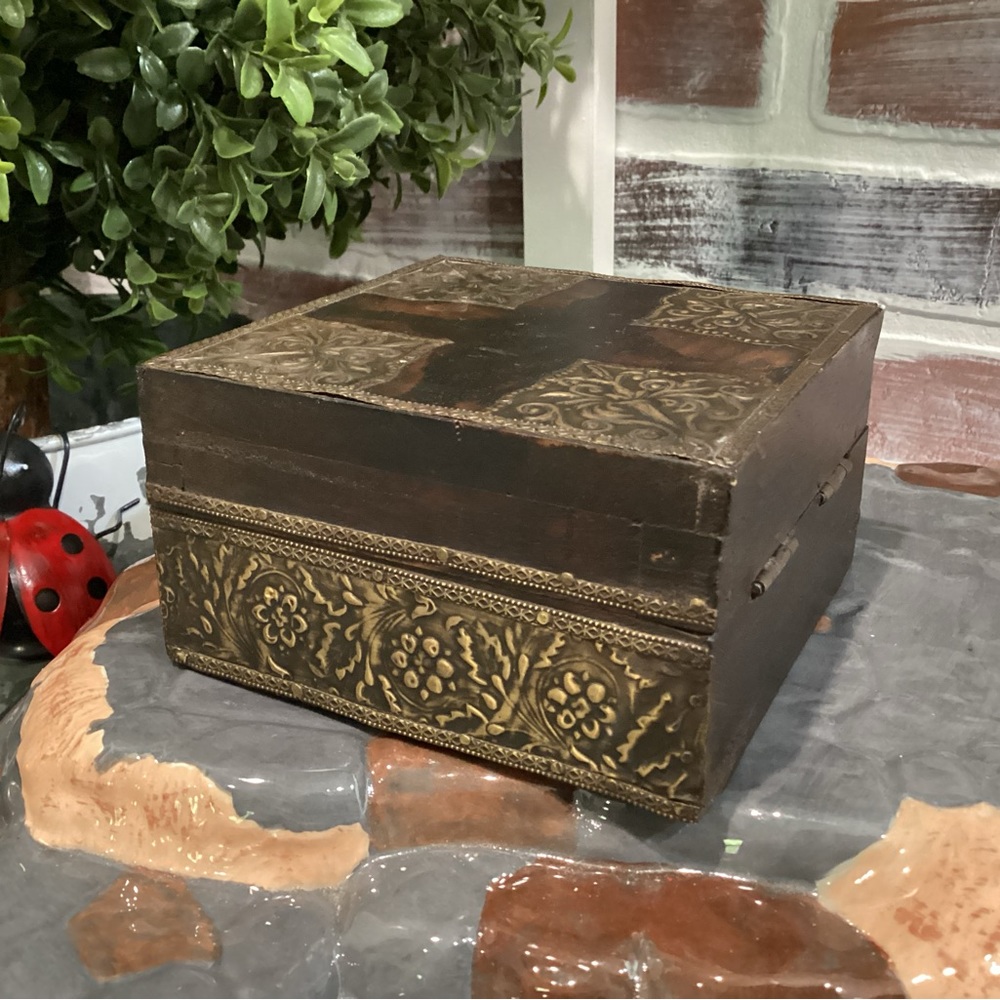 🟤 Vintage - Beautifully crafted solid wood, brass/metals Jewelry / Keepsake Box - Picture 3 of 12